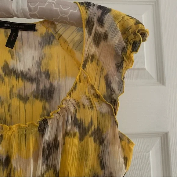 BCBG MaxAzria lightweight gauzy yellow top with small ruffle at front neckline - Picture 3 of 9
